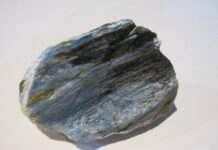 Drobné šperky s velkou energií, to jsou klenoty s pietersitem